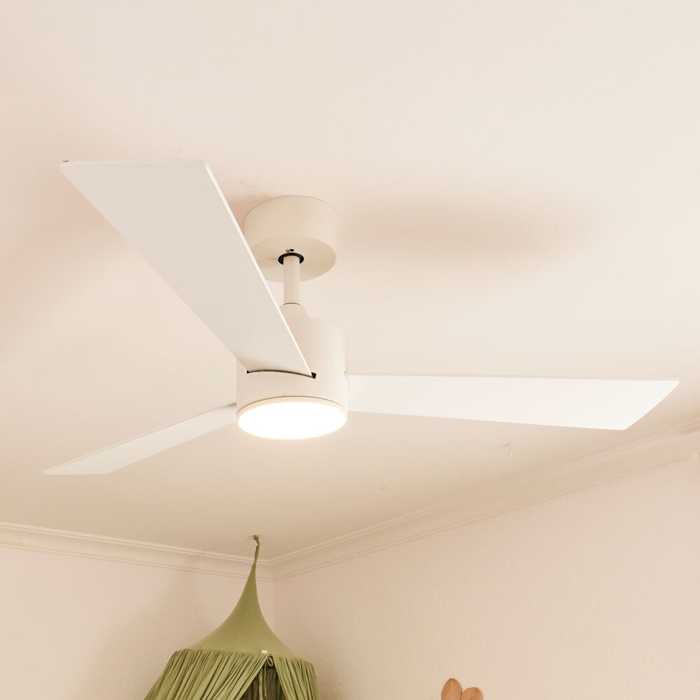 urban-id-bedroom-fan-with-light-on