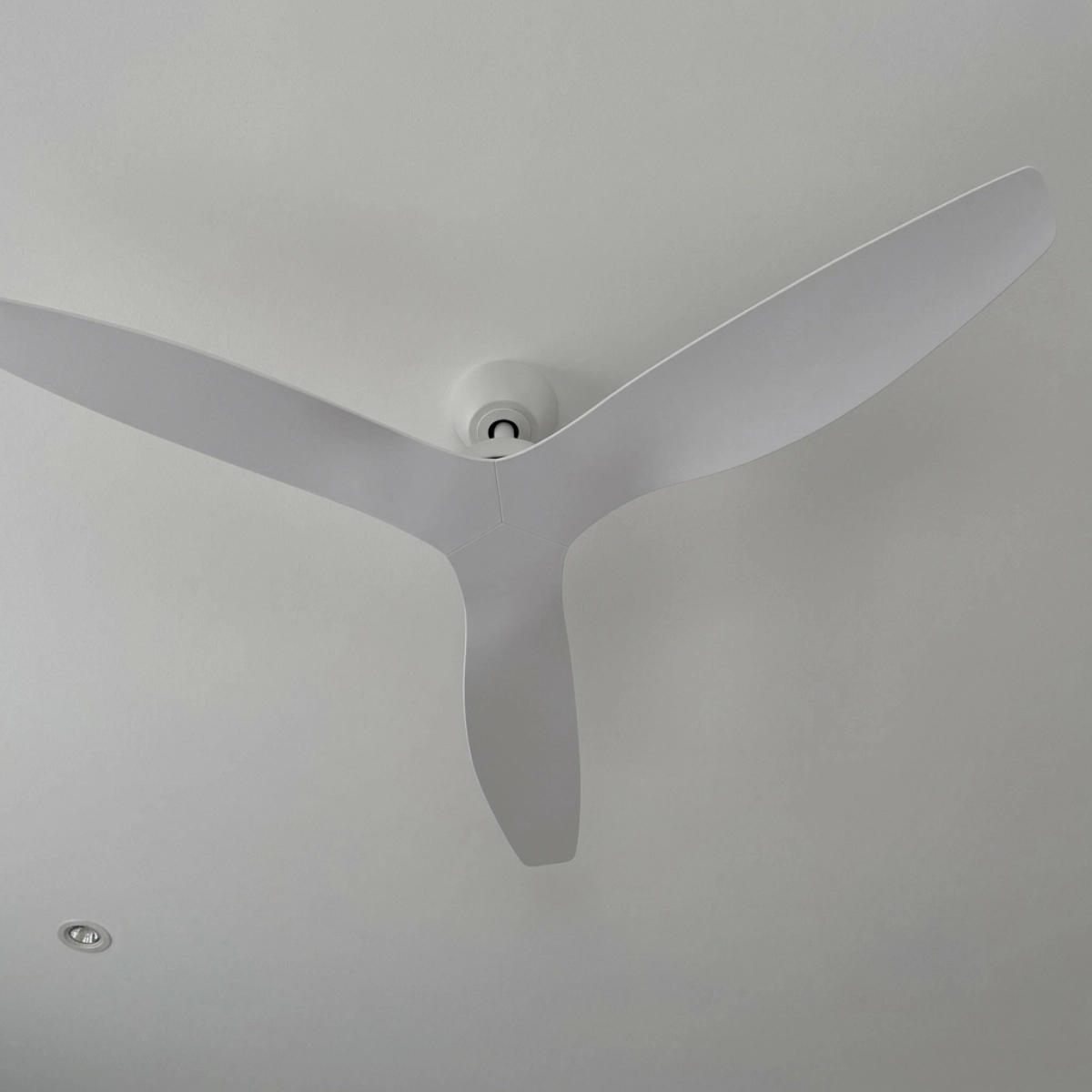 claro-whisper-dc-ceiling-fan-white-48-inch-bottom-view
