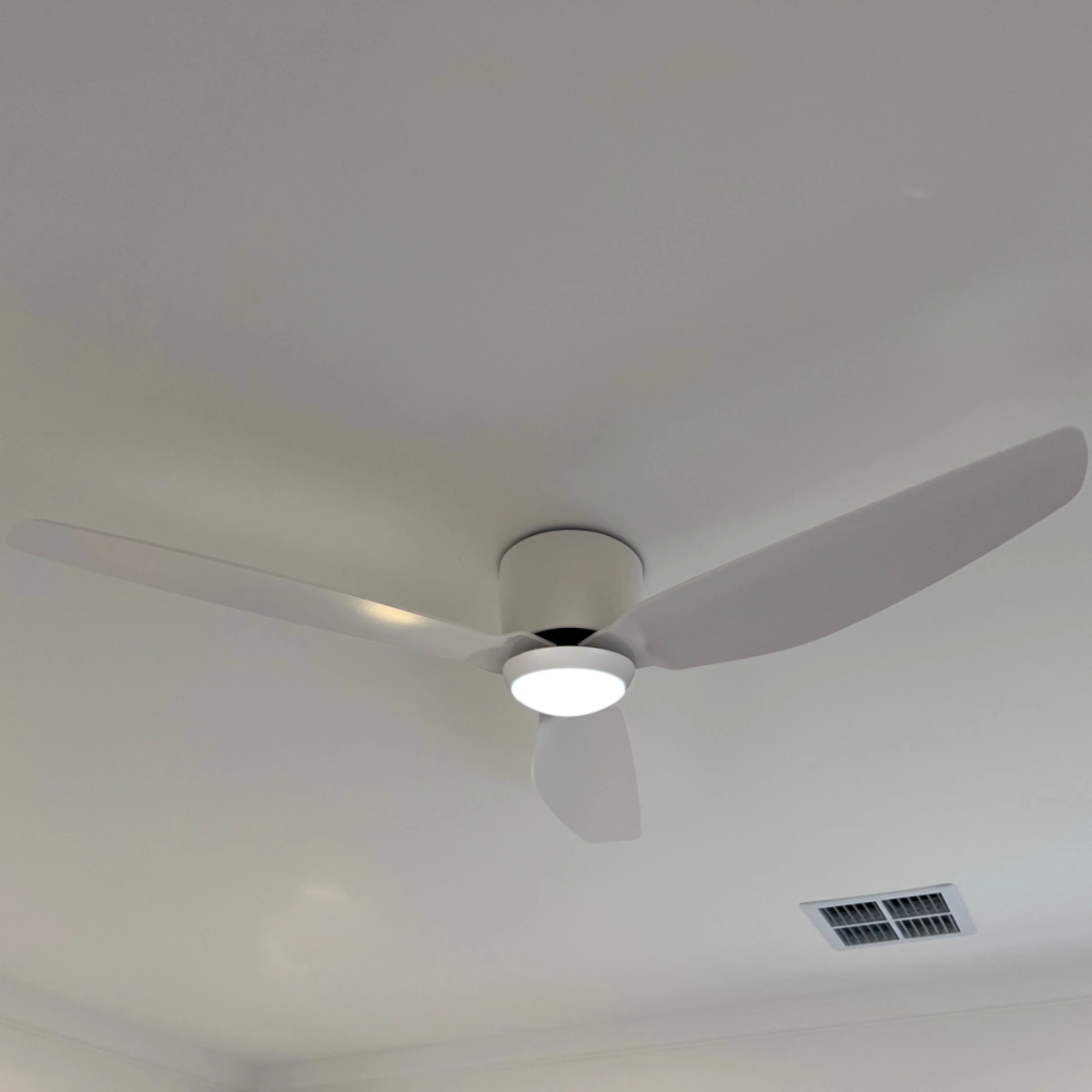 claro-whisper-low-profile-dc-ceiling-fan-52-white-with-light-close-up